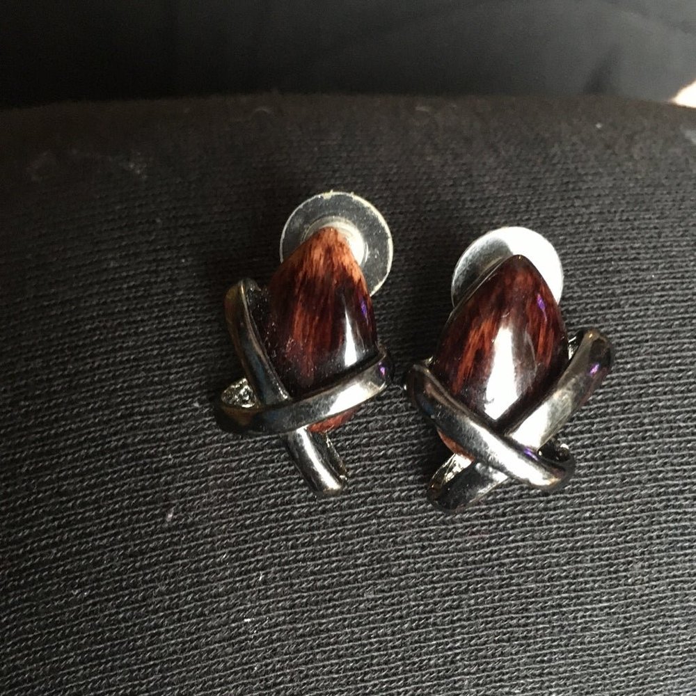 Earrings tiger’s eye w crossing design